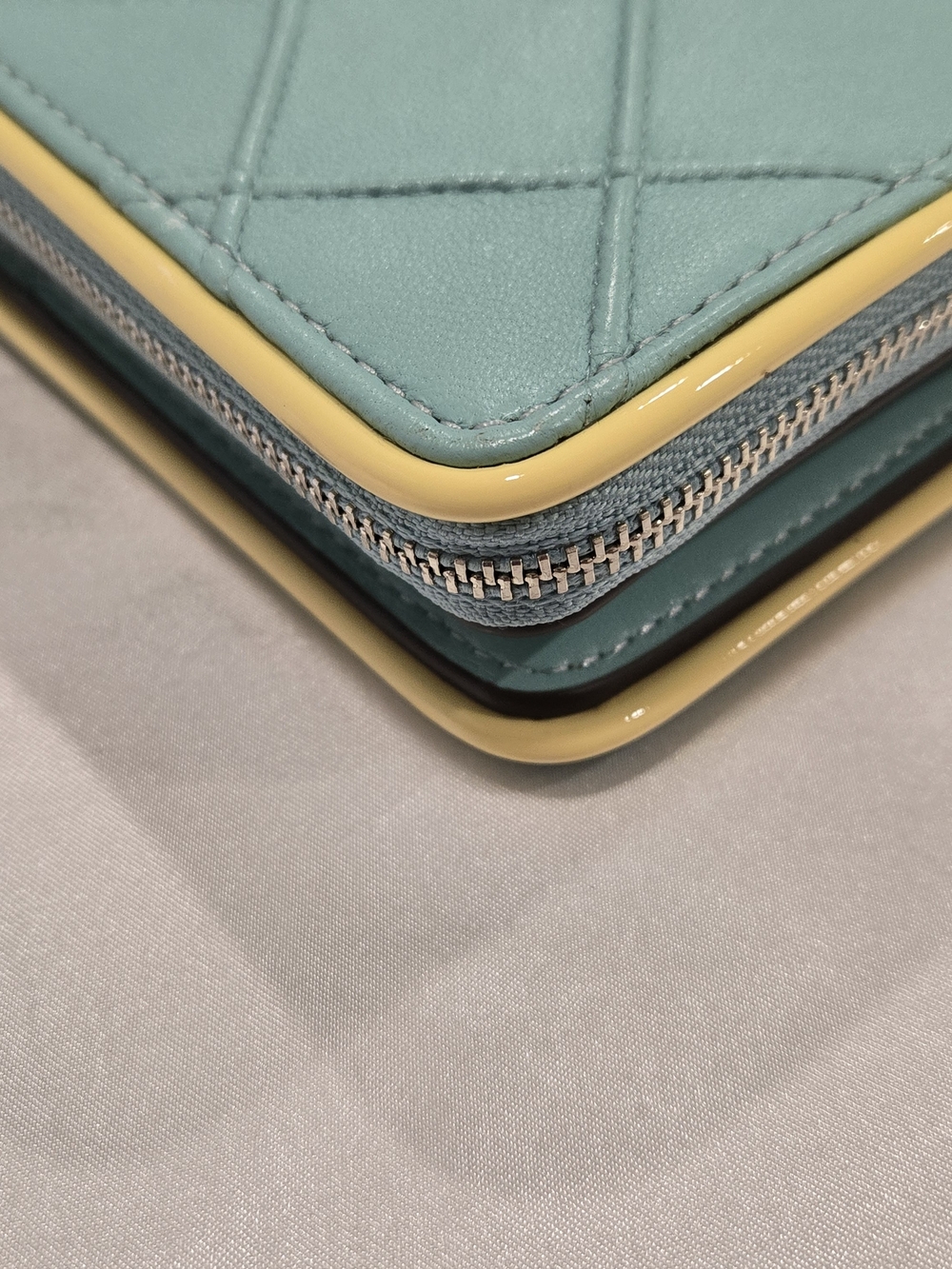 Tory Burch Quilted Aqua Leather Wristlet with Yellow Trim EUC - Picture 4 of 11